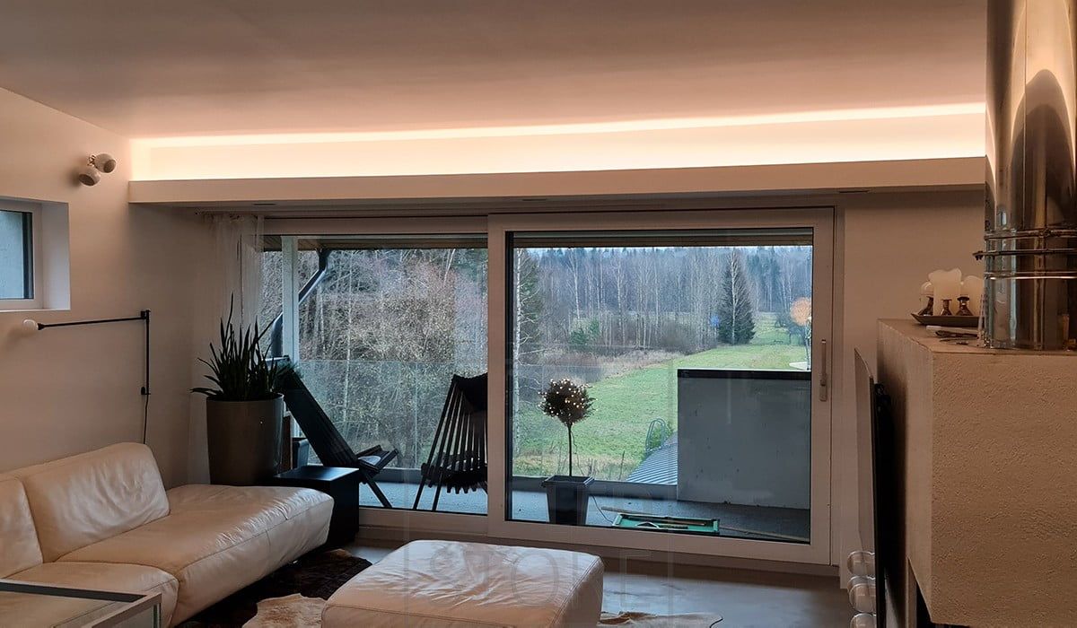Ledd ribbon directed to the ceiling creating beautiful mood lighting.
